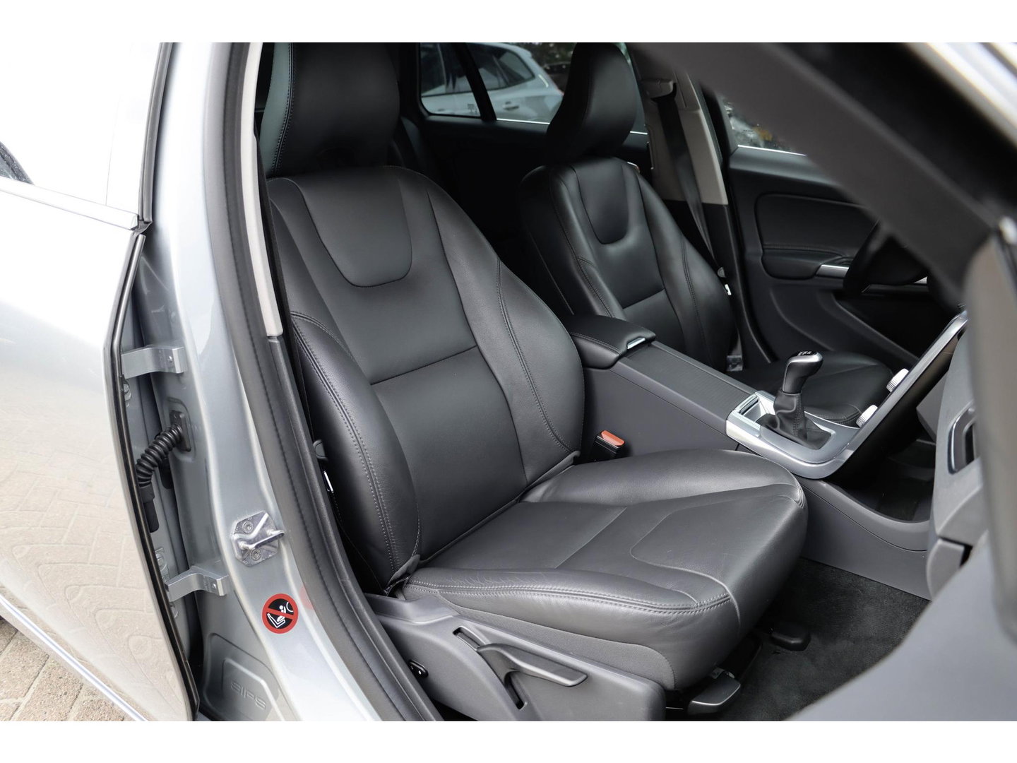 Volvo V60 2.0 T3 Momentum | Leder | Bi-Xenon | 66.000 km! | Dealeronderhouden