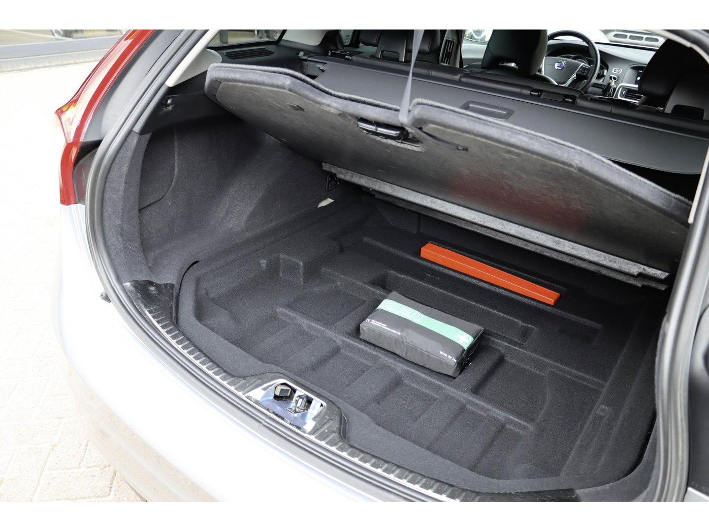 Volvo V60 2.0 T3 Momentum | Leder | Bi-Xenon | 66.000 km! | Dealeronderhouden