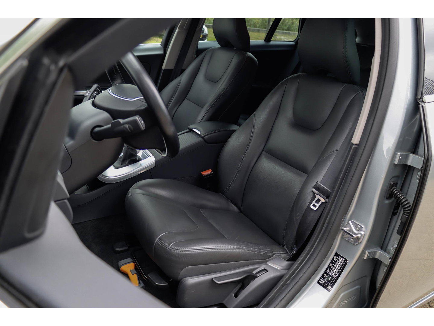 Volvo V60 2.0 T3 Momentum | Leder | Bi-Xenon | 66.000 km! | Dealeronderhouden