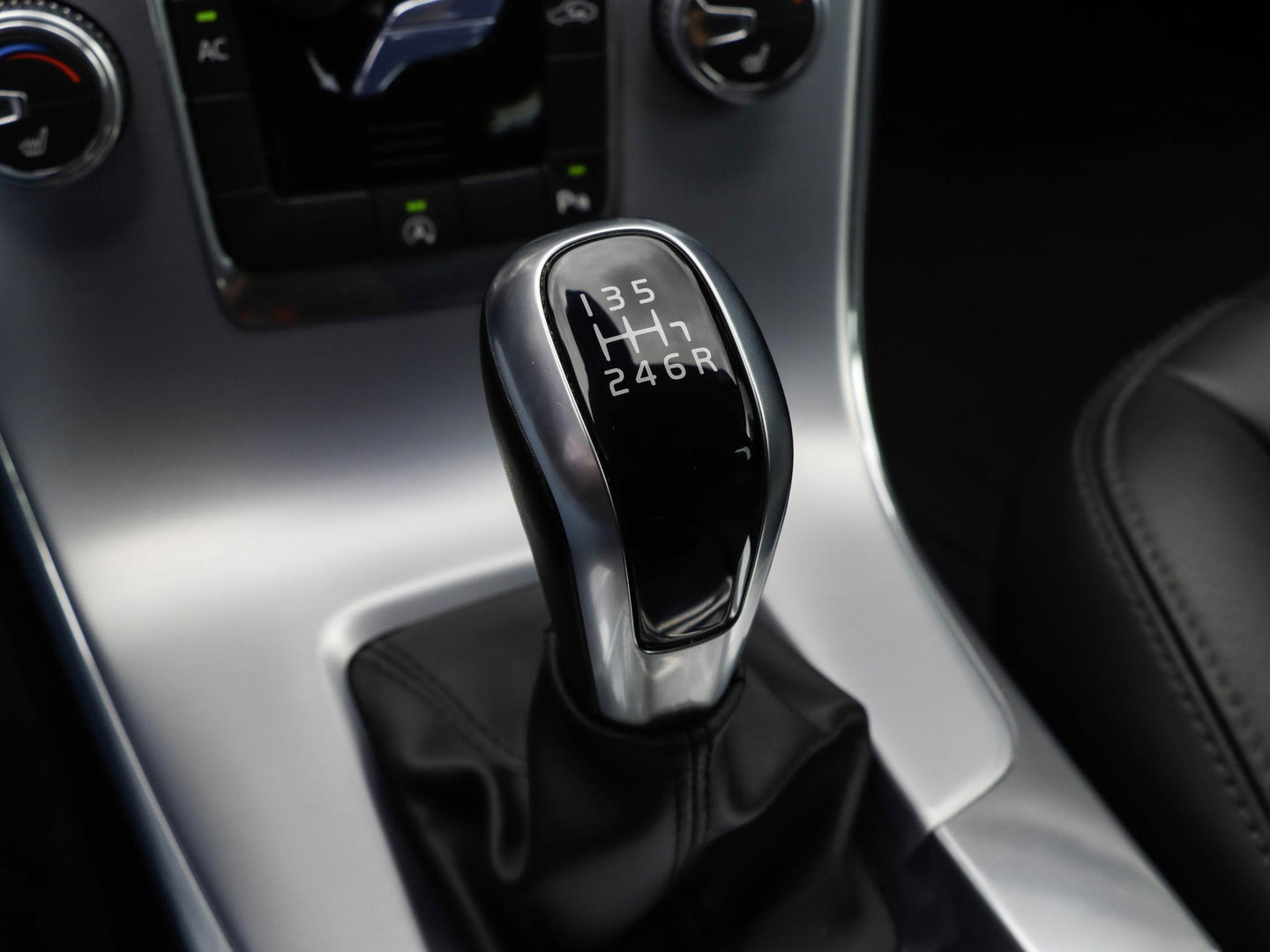 Volvo V60 2.0 T3 Momentum | Leder | Bi-Xenon | 66.000 km! | Dealeronderhouden