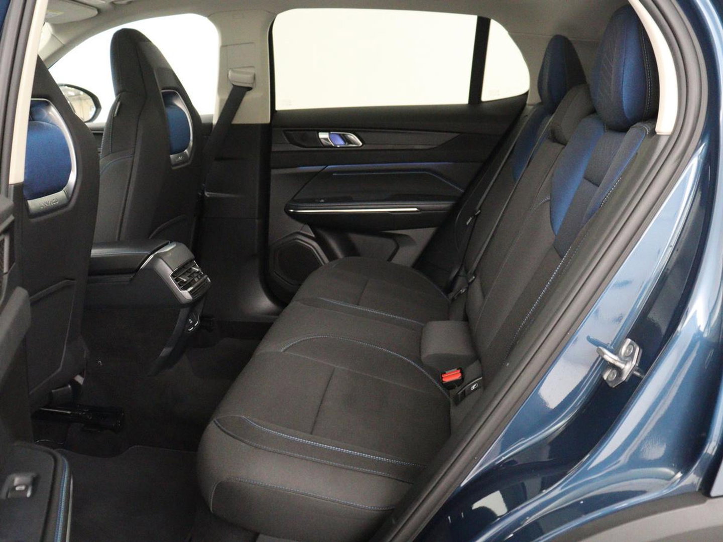 Lynk & Co 01 1.5 | SOH 88,3% | Panoramadak | Trekhaak | 360 Camera | Adaptive cruise | Climate control | Carplay | DAB+ | Bluetooth | Stoelverwarming | Sfeerverlichting | Park assist | Lane assist | Infinity audio | Rijstrookwissel waarschuwing
