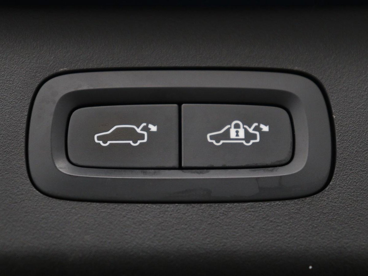 Lynk & Co 01 1.5 | SOH 88,3% | Panoramadak | Trekhaak | 360 Camera | Adaptive cruise | Climate control | Carplay | DAB+ | Bluetooth | Stoelverwarming | Sfeerverlichting | Park assist | Lane assist | Infinity audio | Rijstrookwissel waarschuwing