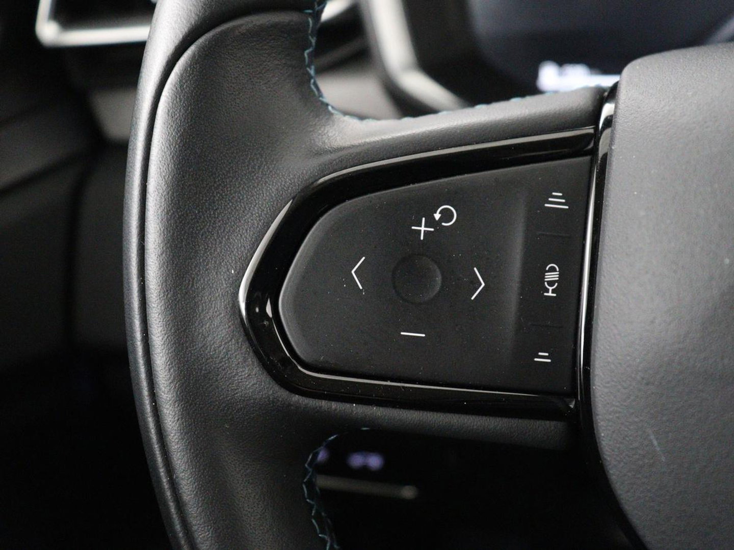 Lynk & Co 01 1.5 | SOH 88,3% | Panoramadak | Trekhaak | 360 Camera | Adaptive cruise | Climate control | Carplay | DAB+ | Bluetooth | Stoelverwarming | Sfeerverlichting | Park assist | Lane assist | Infinity audio | Rijstrookwissel waarschuwing