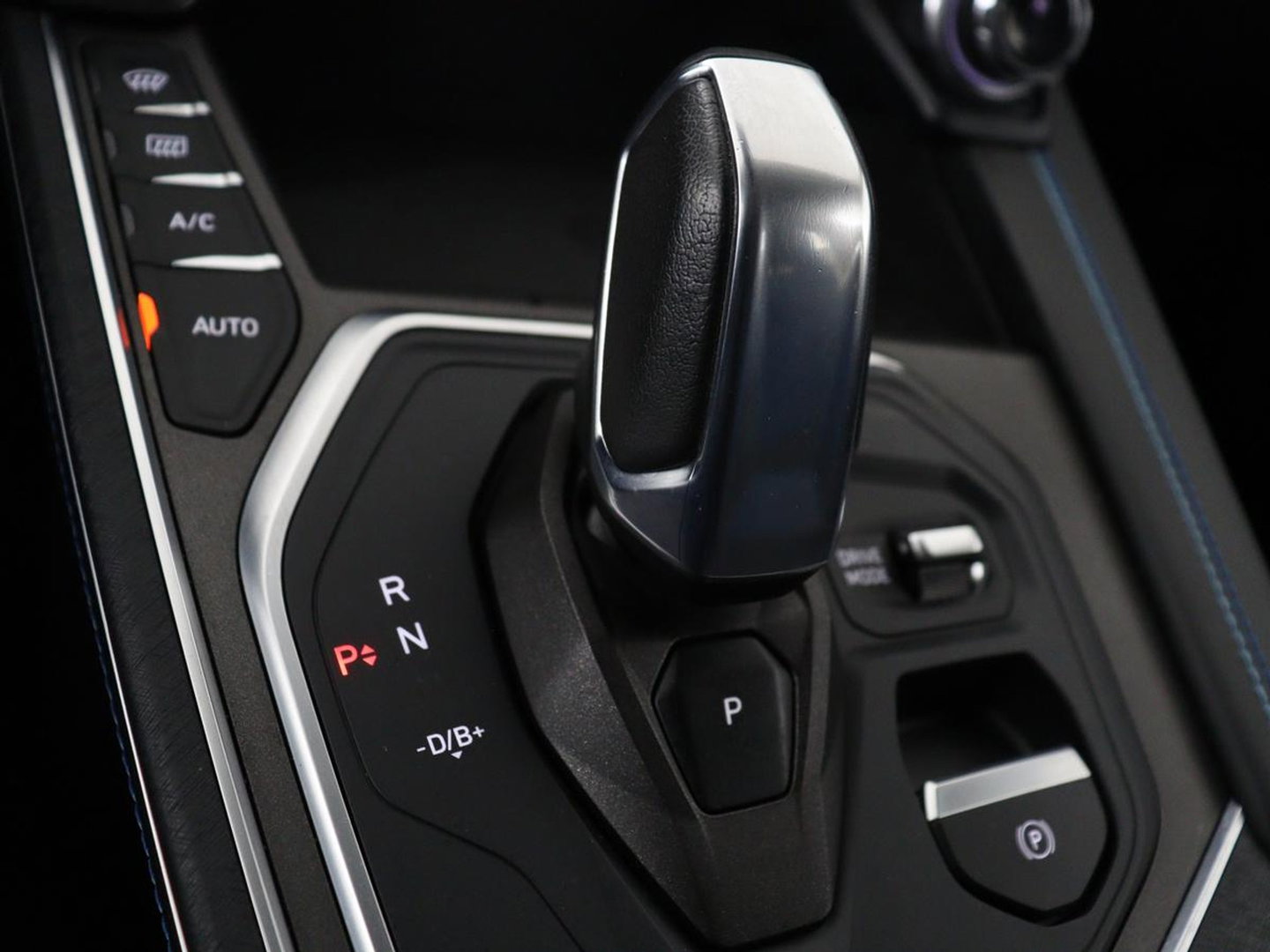 Lynk & Co 01 1.5 | SOH 88,3% | Panoramadak | Trekhaak | 360 Camera | Adaptive cruise | Climate control | Carplay | DAB+ | Bluetooth | Stoelverwarming | Sfeerverlichting | Park assist | Lane assist | Infinity audio | Rijstrookwissel waarschuwing