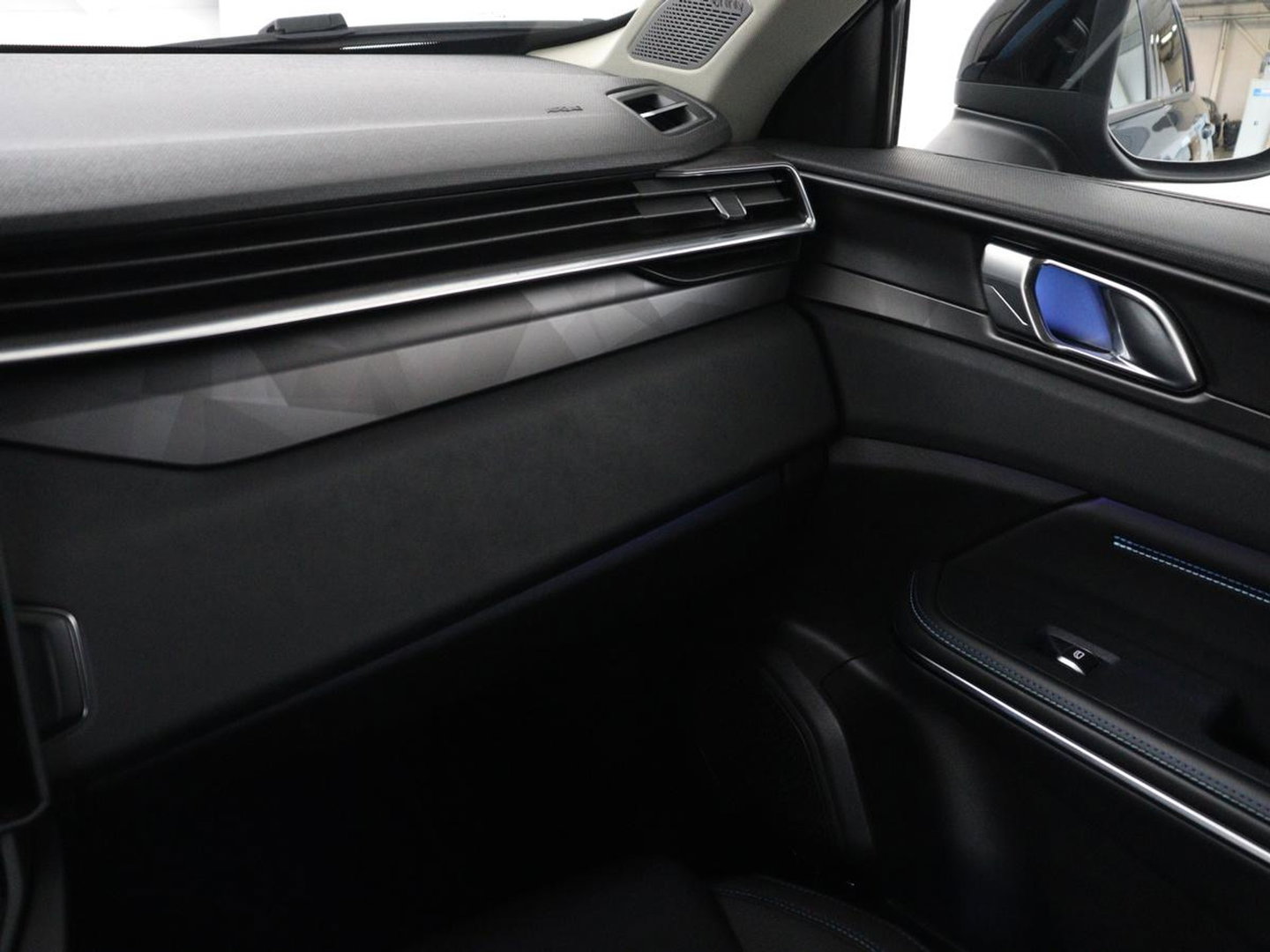 Lynk & Co 01 1.5 | SOH 88,3% | Panoramadak | Trekhaak | 360 Camera | Adaptive cruise | Climate control | Carplay | DAB+ | Bluetooth | Stoelverwarming | Sfeerverlichting | Park assist | Lane assist | Infinity audio | Rijstrookwissel waarschuwing