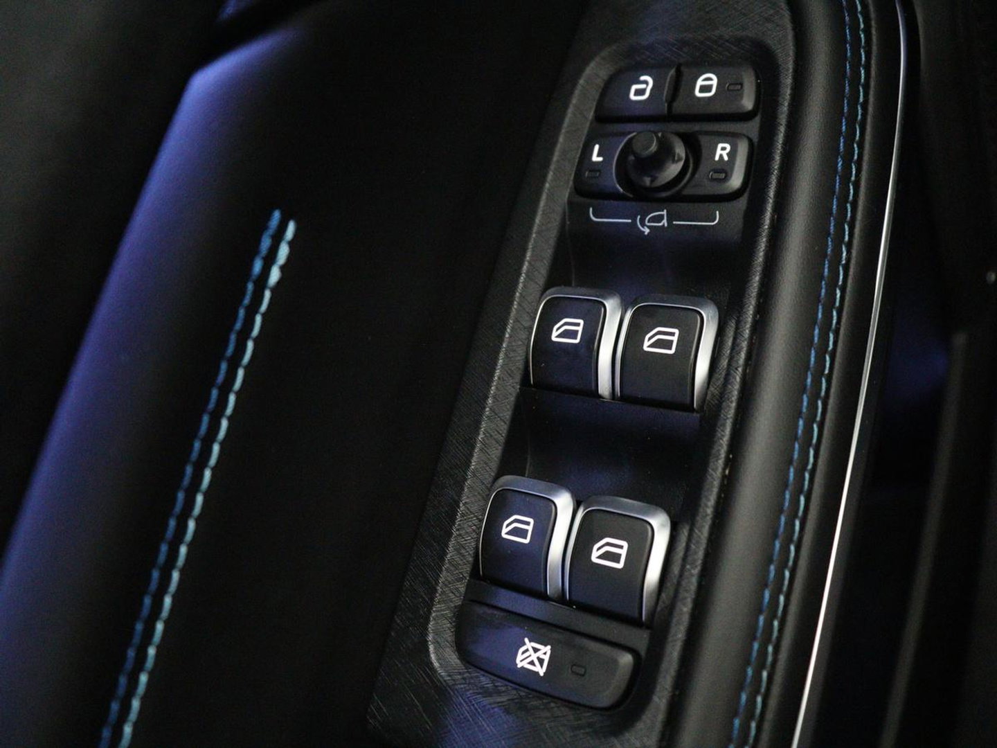 Lynk & Co 01 1.5 | SOH 88,3% | Panoramadak | Trekhaak | 360 Camera | Adaptive cruise | Climate control | Carplay | DAB+ | Bluetooth | Stoelverwarming | Sfeerverlichting | Park assist | Lane assist | Infinity audio | Rijstrookwissel waarschuwing