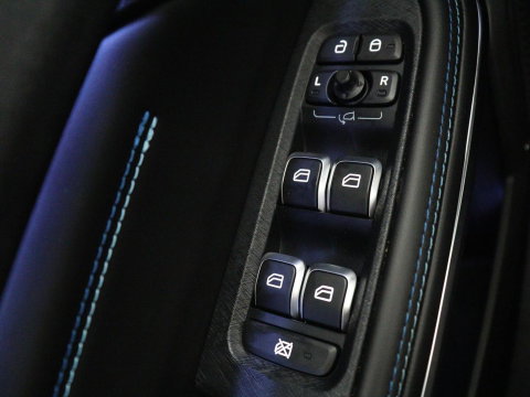Lynk & Co 01 1.5 | SOH 88,3% | Panoramadak | Trekhaak | 360 Camera | Adaptive cruise | Climate control | Carplay | DAB+ | Bluetooth | Stoelverwarming | Sfeerverlichting | Park assist | Lane assist | Infinity audio | Rijstrookwissel waarschuwing