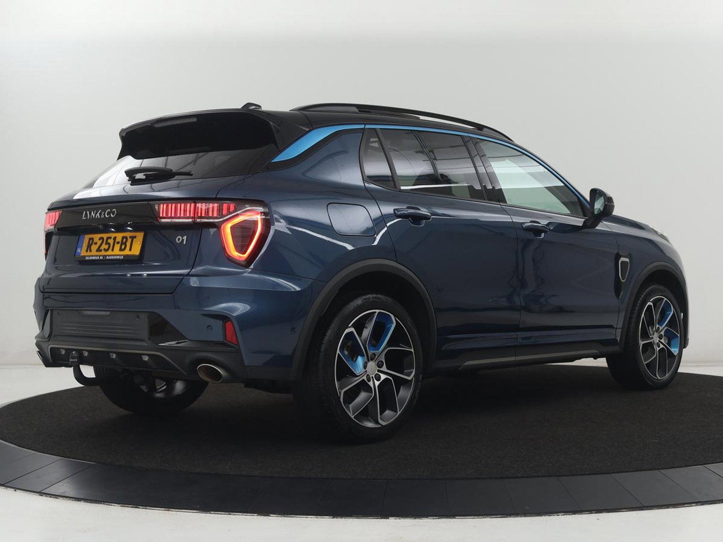 Lynk & Co 01 1.5 | SOH 88,3% | Panoramadak | Trekhaak | 360 Camera | Adaptive cruise | Climate control | Carplay | DAB+ | Bluetooth | Stoelverwarming | Sfeerverlichting | Park assist | Lane assist | Infinity audio | Rijstrookwissel waarschuwing