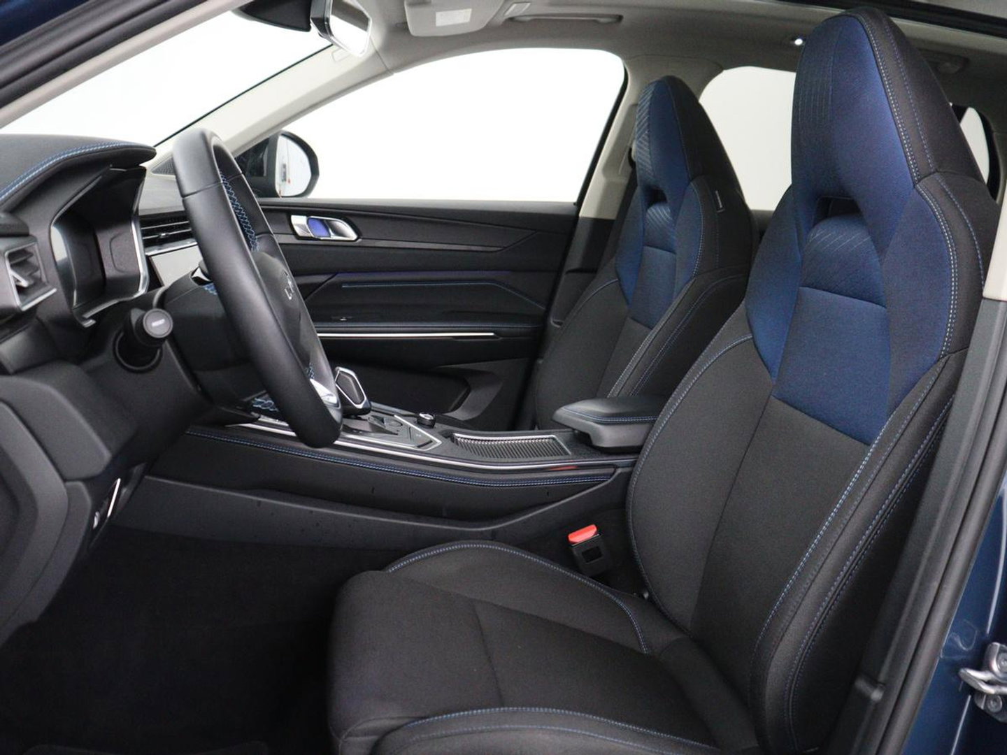 Lynk & Co 01 1.5 | SOH 88,3% | Panoramadak | Trekhaak | 360 Camera | Adaptive cruise | Climate control | Carplay | DAB+ | Bluetooth | Stoelverwarming | Sfeerverlichting | Park assist | Lane assist | Infinity audio | Rijstrookwissel waarschuwing