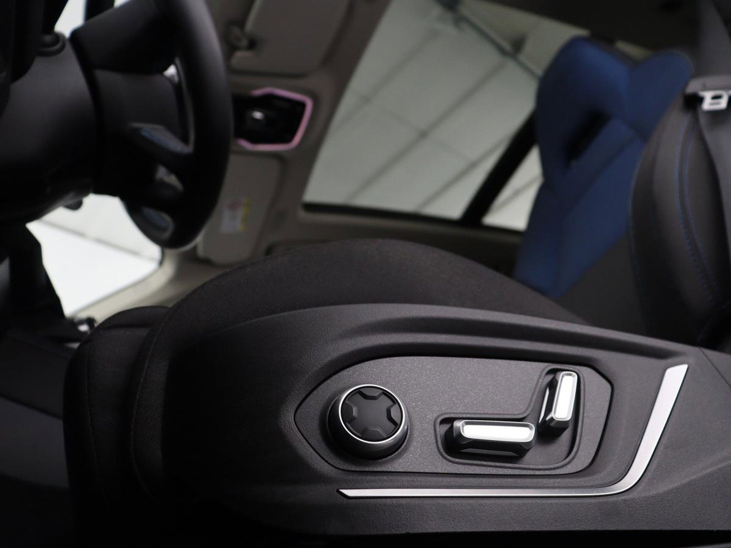 Lynk & Co 01 1.5 | SOH 88,3% | Panoramadak | Trekhaak | 360 Camera | Adaptive cruise | Climate control | Carplay | DAB+ | Bluetooth | Stoelverwarming | Sfeerverlichting | Park assist | Lane assist | Infinity audio | Rijstrookwissel waarschuwing
