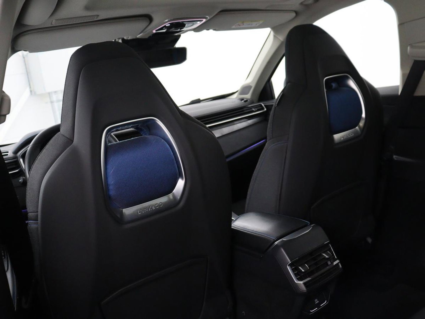 Lynk & Co 01 1.5 | SOH 88,3% | Panoramadak | Trekhaak | 360 Camera | Adaptive cruise | Climate control | Carplay | DAB+ | Bluetooth | Stoelverwarming | Sfeerverlichting | Park assist | Lane assist | Infinity audio | Rijstrookwissel waarschuwing