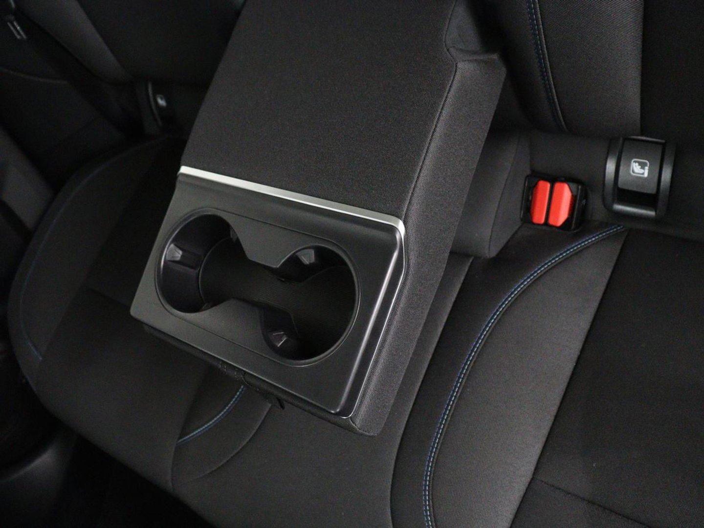 Lynk & Co 01 1.5 | SOH 88,3% | Panoramadak | Trekhaak | 360 Camera | Adaptive cruise | Climate control | Carplay | DAB+ | Bluetooth | Stoelverwarming | Sfeerverlichting | Park assist | Lane assist | Infinity audio | Rijstrookwissel waarschuwing