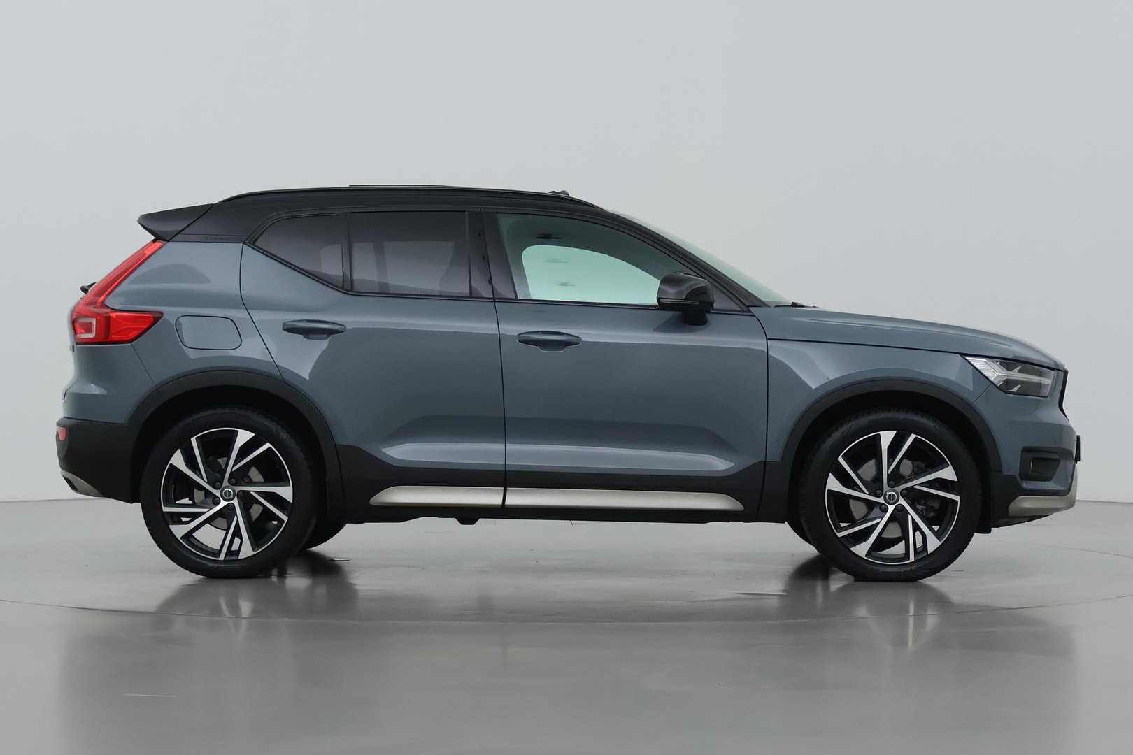 Volvo XC40 T5 Twin-Engine R-Design | Panoramadak | Trekhaak | Camera | 20 Inch | Stoelverwarming | Getint Glas