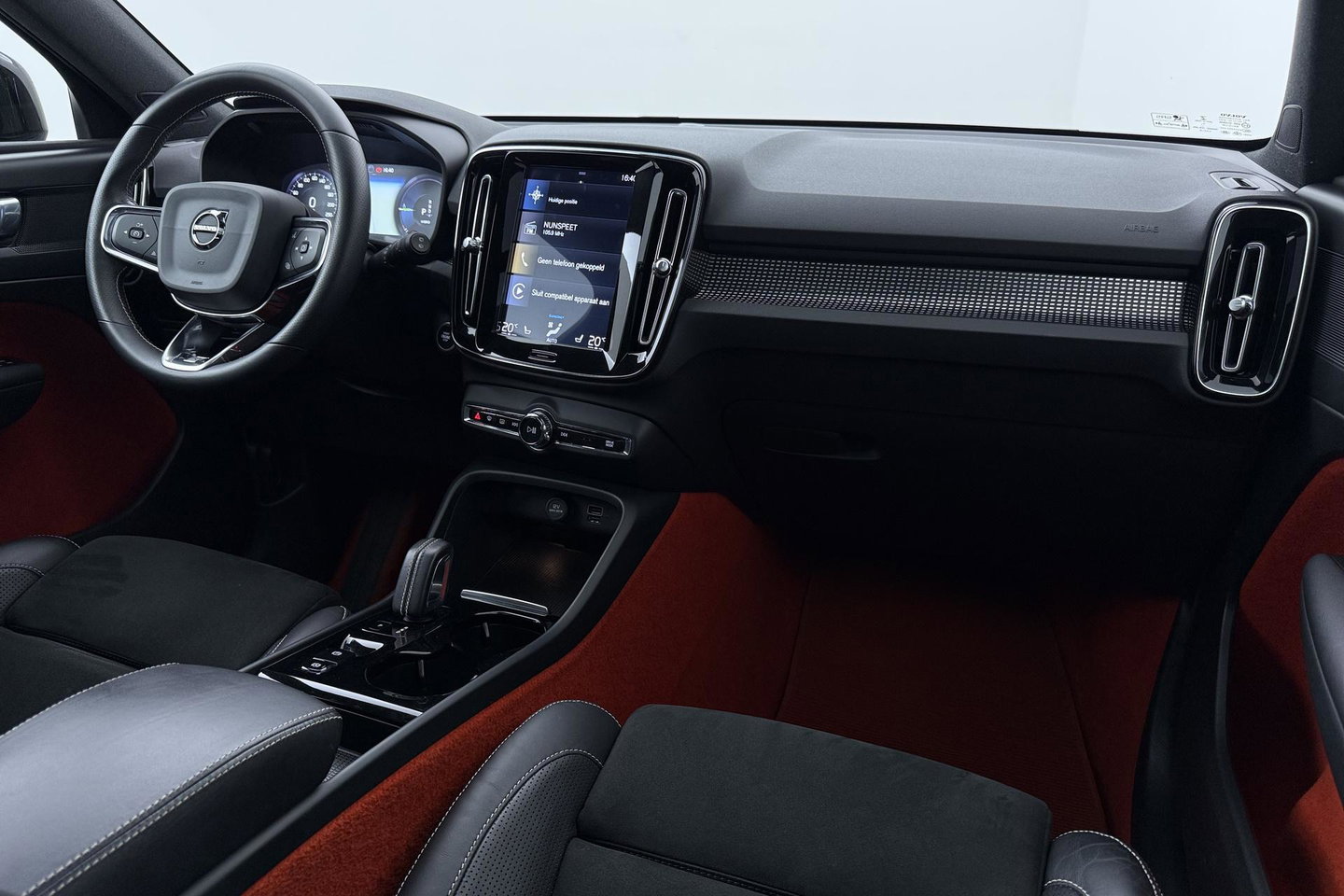 Volvo XC40 T5 Twin-Engine R-Design | Panoramadak | Trekhaak | Camera | 20 Inch | Stoelverwarming | Getint Glas