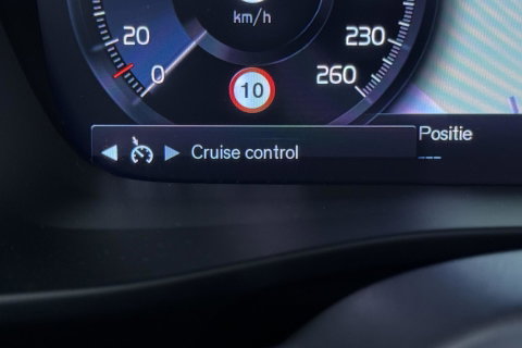Volvo XC40 T5 Twin-Engine R-Design | Panoramadak | Trekhaak | Camera | 20 Inch | Stoelverwarming | Getint Glas