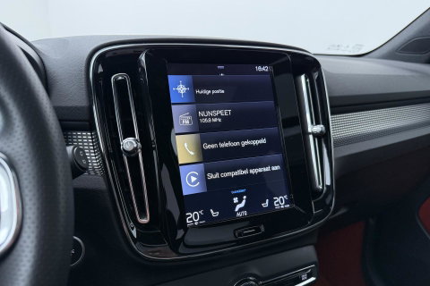 Volvo XC40 T5 Twin-Engine R-Design | Panoramadak | Trekhaak | Camera | 20 Inch | Stoelverwarming | Getint Glas
