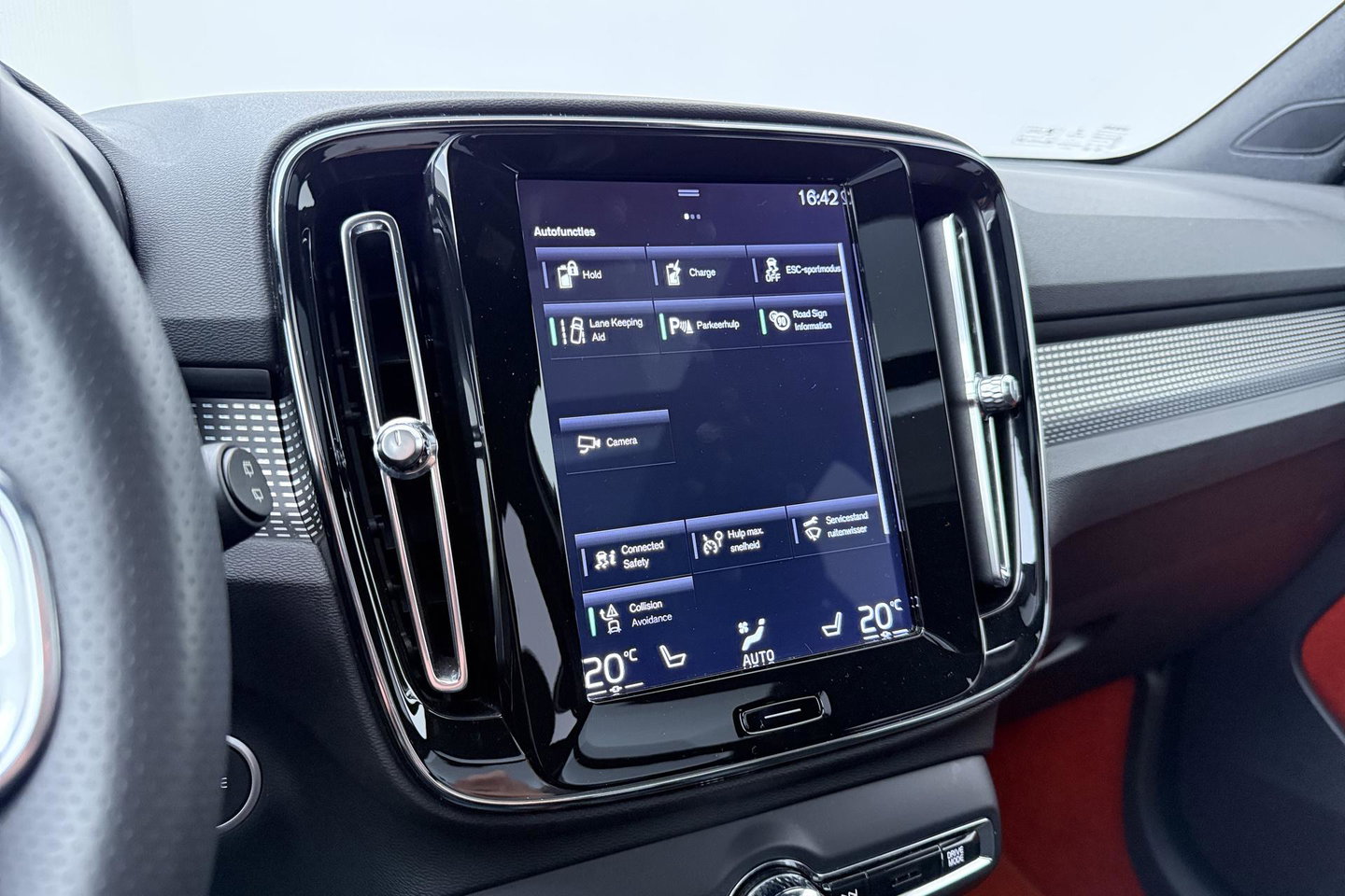 Volvo XC40 T5 Twin-Engine R-Design | Panoramadak | Trekhaak | Camera | 20 Inch | Stoelverwarming | Getint Glas