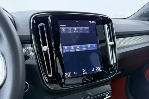 Volvo XC40 T5 Twin-Engine R-Design | Panoramadak | Trekhaak | Camera | 20 Inch | Stoelverwarming | Getint Glas