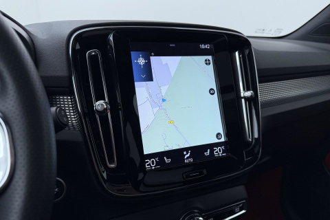 Volvo XC40 T5 Twin-Engine R-Design | Panoramadak | Trekhaak | Camera | 20 Inch | Stoelverwarming | Getint Glas