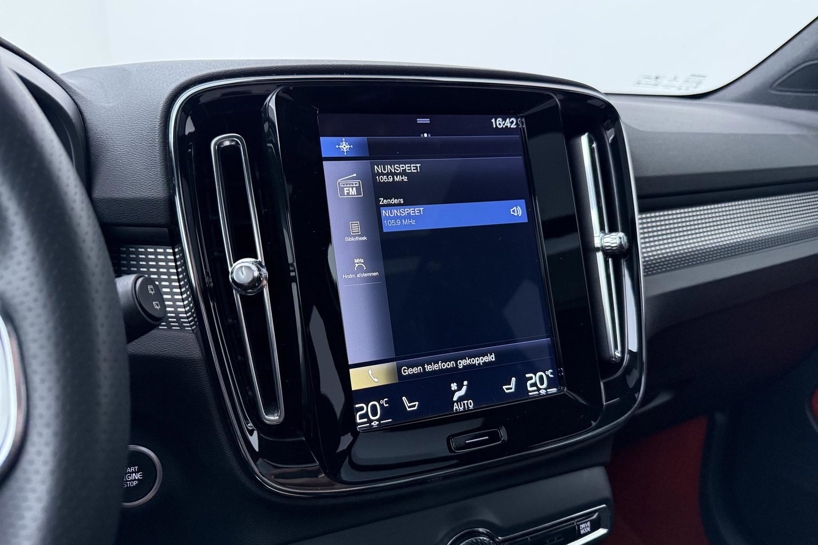 Volvo XC40 T5 Twin-Engine R-Design | Panoramadak | Trekhaak | Camera | 20 Inch | Stoelverwarming | Getint Glas