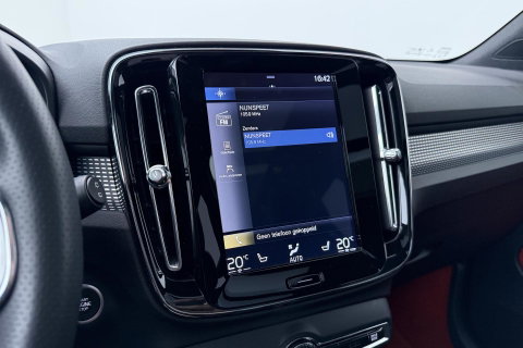 Volvo XC40 T5 Twin-Engine R-Design | Panoramadak | Trekhaak | Camera | 20 Inch | Stoelverwarming | Getint Glas