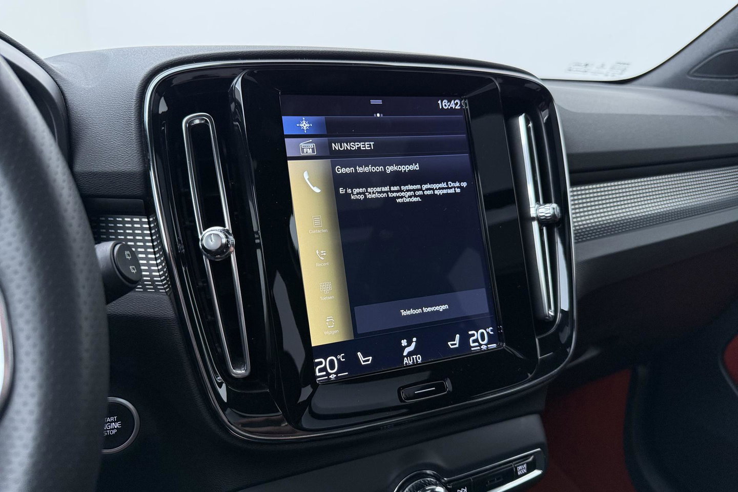 Volvo XC40 T5 Twin-Engine R-Design | Panoramadak | Trekhaak | Camera | 20 Inch | Stoelverwarming | Getint Glas