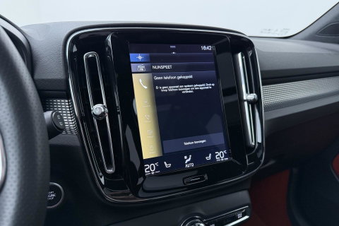 Volvo XC40 T5 Twin-Engine R-Design | Panoramadak | Trekhaak | Camera | 20 Inch | Stoelverwarming | Getint Glas