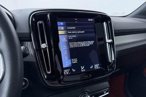 Volvo XC40 T5 Twin-Engine R-Design | Panoramadak | Trekhaak | Camera | 20 Inch | Stoelverwarming | Getint Glas