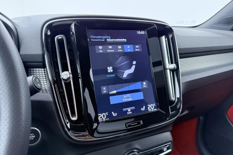 Volvo XC40 T5 Twin-Engine R-Design | Panoramadak | Trekhaak | Camera | 20 Inch | Stoelverwarming | Getint Glas