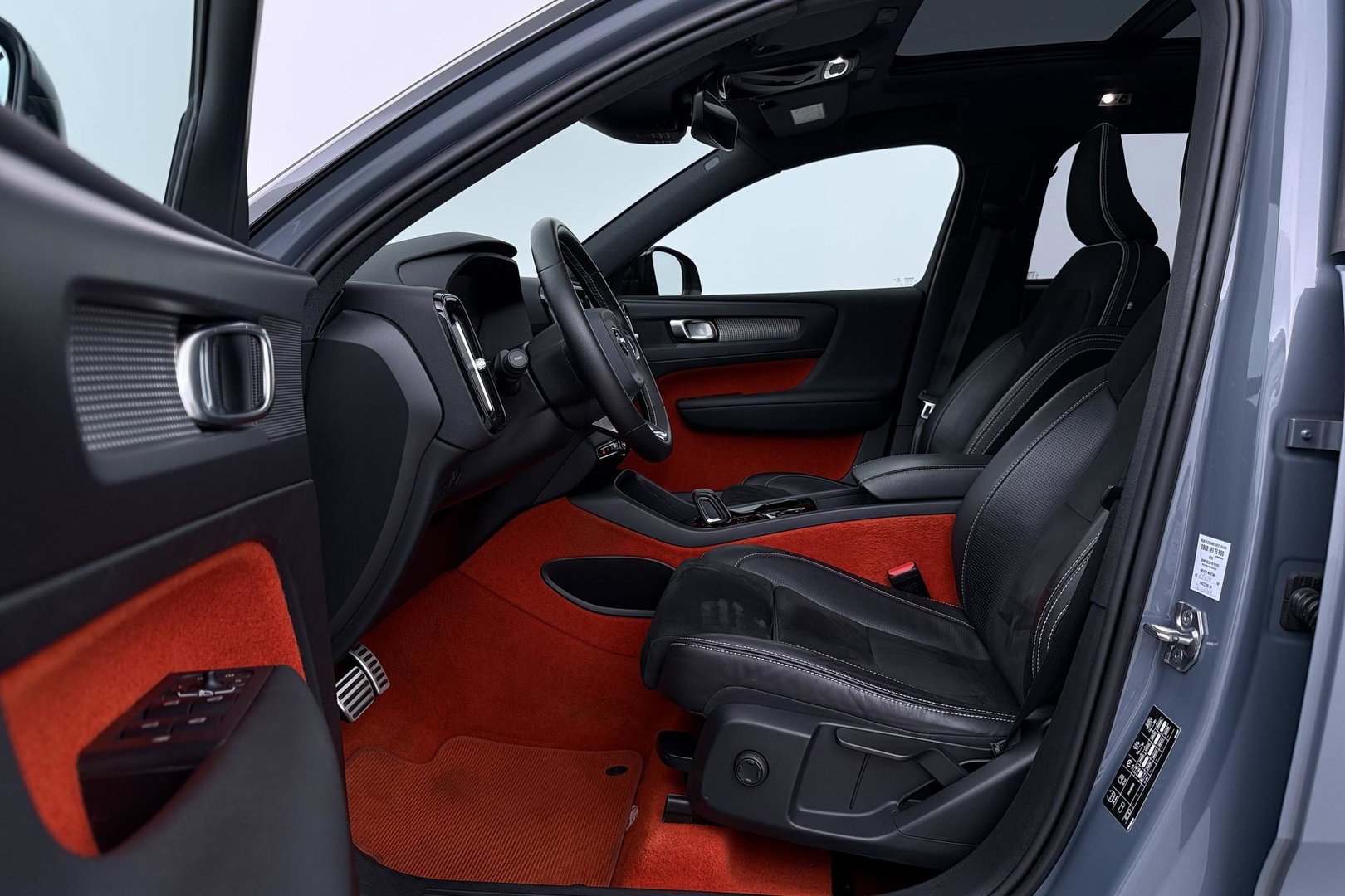Volvo XC40 T5 Twin-Engine R-Design | Panoramadak | Trekhaak | Camera | 20 Inch | Stoelverwarming | Getint Glas