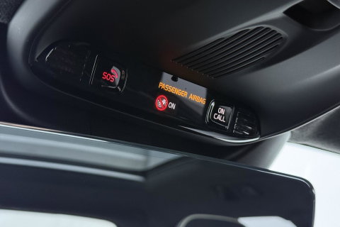 Volvo XC40 T5 Twin-Engine R-Design | Panoramadak | Trekhaak | Camera | 20 Inch | Stoelverwarming | Getint Glas