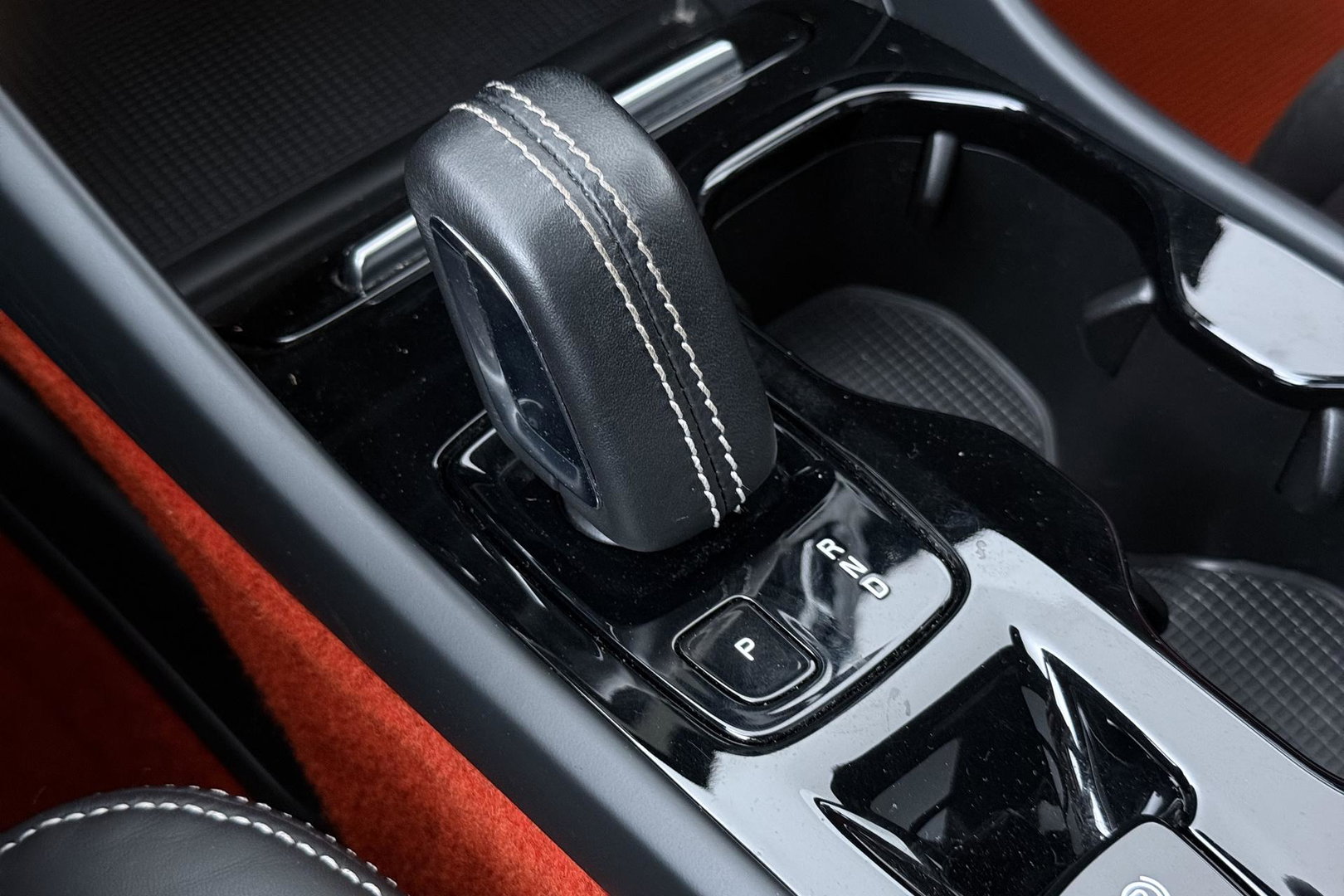 Volvo XC40 T5 Twin-Engine R-Design | Panoramadak | Trekhaak | Camera | 20 Inch | Stoelverwarming | Getint Glas