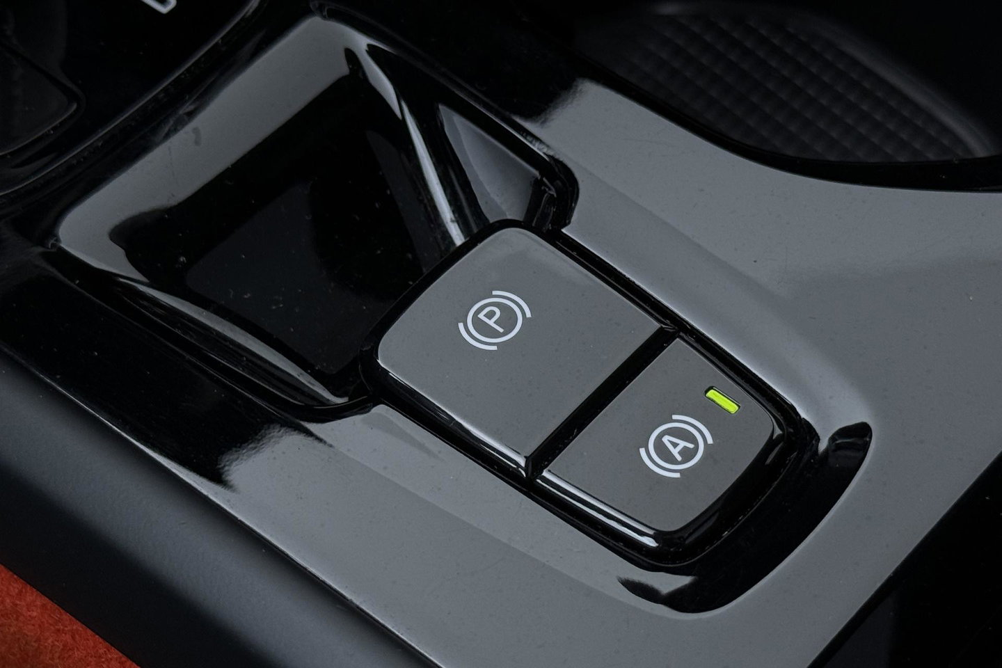 Volvo XC40 T5 Twin-Engine R-Design | Panoramadak | Trekhaak | Camera | 20 Inch | Stoelverwarming | Getint Glas