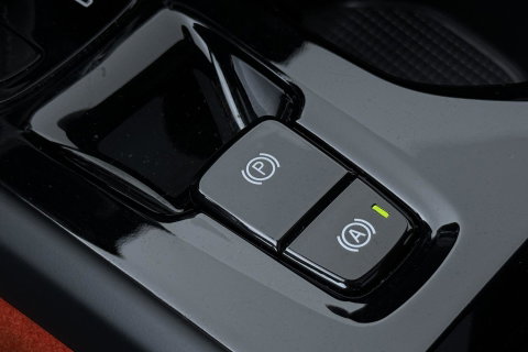 Volvo XC40 T5 Twin-Engine R-Design | Panoramadak | Trekhaak | Camera | 20 Inch | Stoelverwarming | Getint Glas