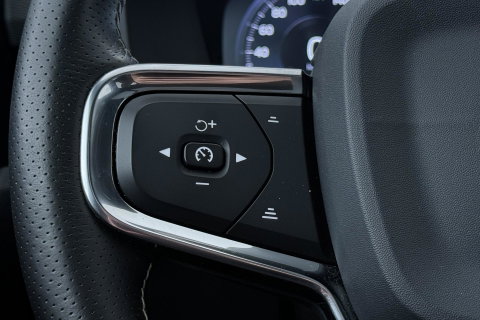 Volvo XC40 T5 Twin-Engine R-Design | Panoramadak | Trekhaak | Camera | 20 Inch | Stoelverwarming | Getint Glas