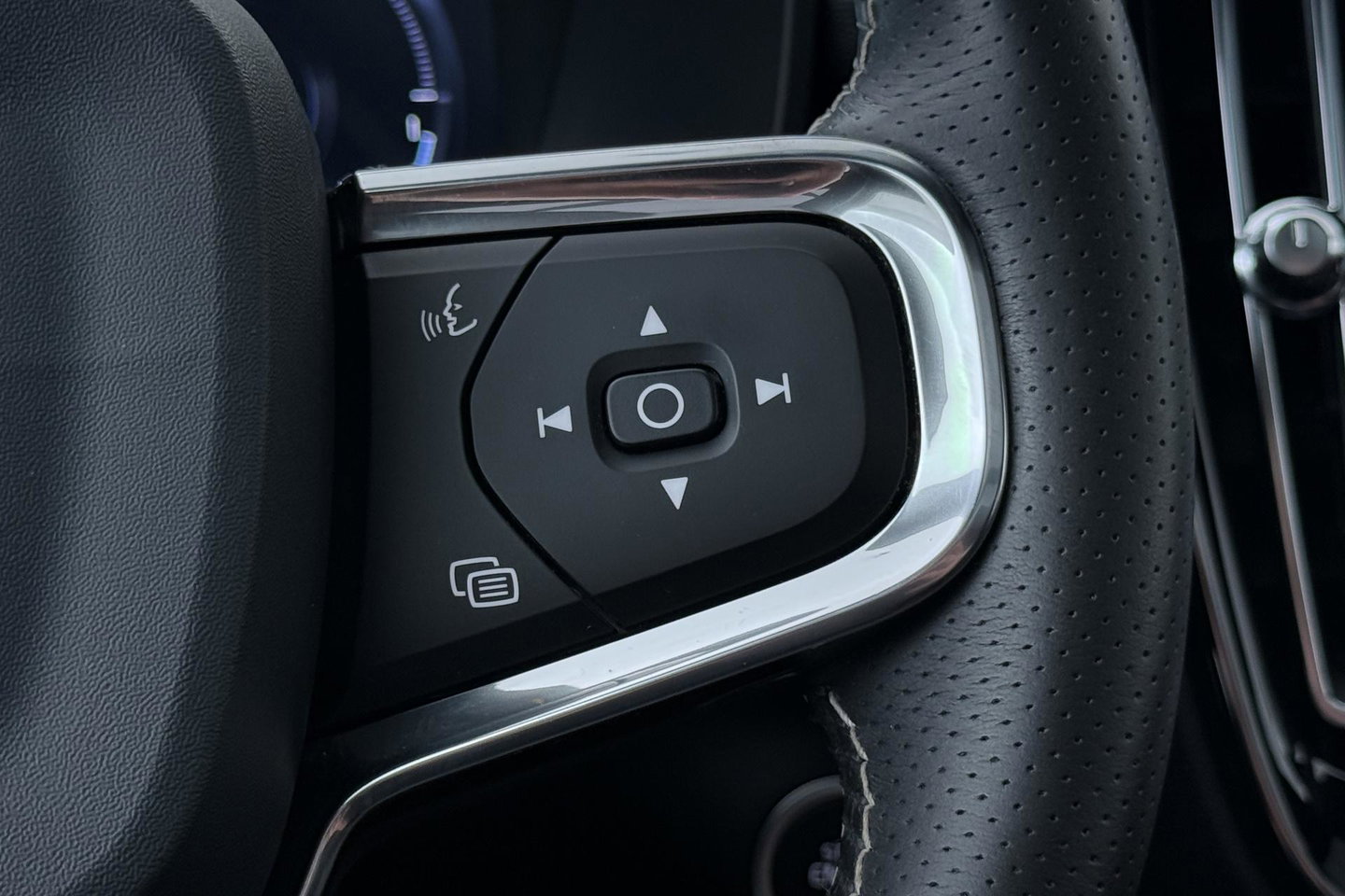 Volvo XC40 T5 Twin-Engine R-Design | Panoramadak | Trekhaak | Camera | 20 Inch | Stoelverwarming | Getint Glas