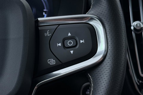 Volvo XC40 T5 Twin-Engine R-Design | Panoramadak | Trekhaak | Camera | 20 Inch | Stoelverwarming | Getint Glas