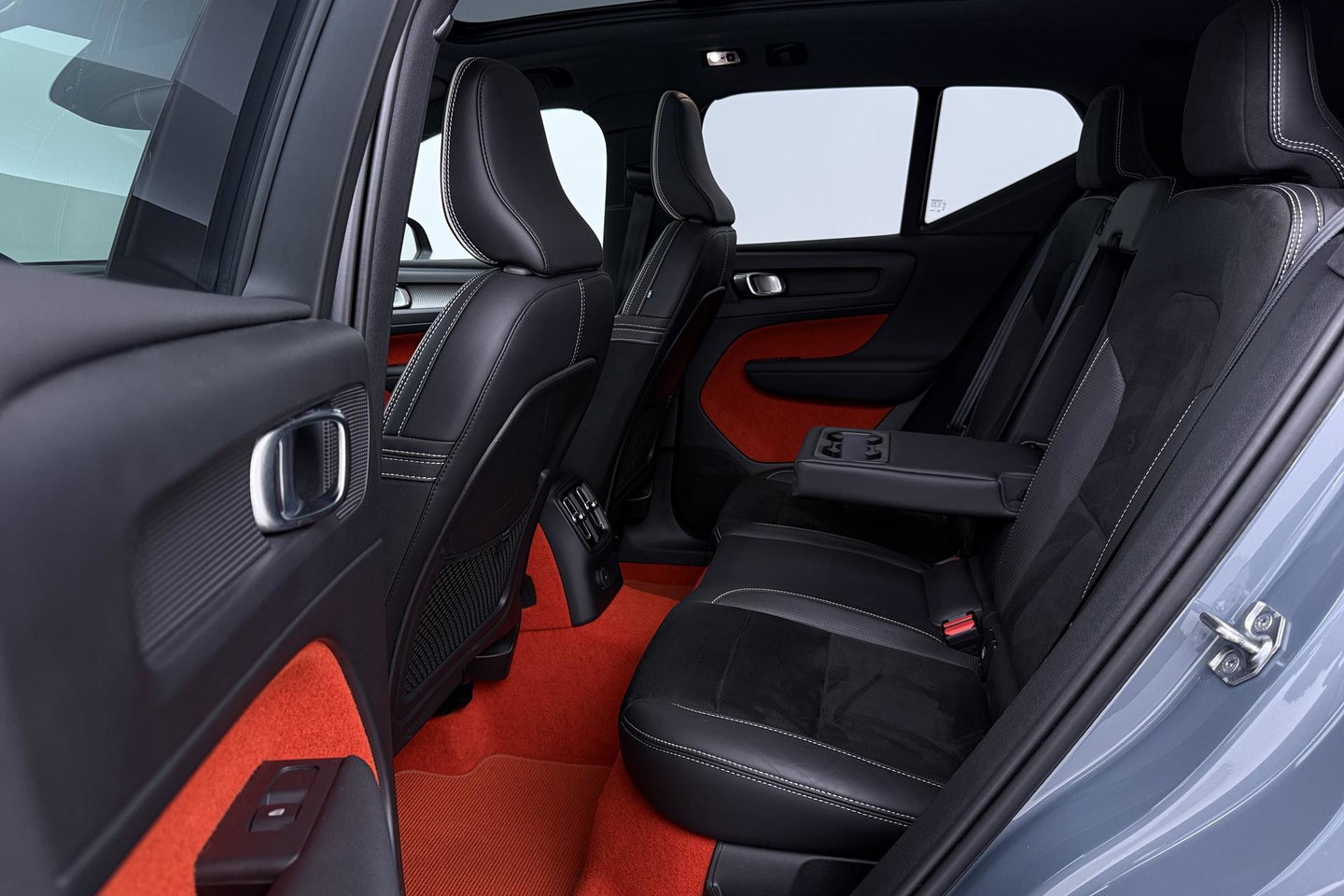 Volvo XC40 T5 Twin-Engine R-Design | Panoramadak | Trekhaak | Camera | 20 Inch | Stoelverwarming | Getint Glas