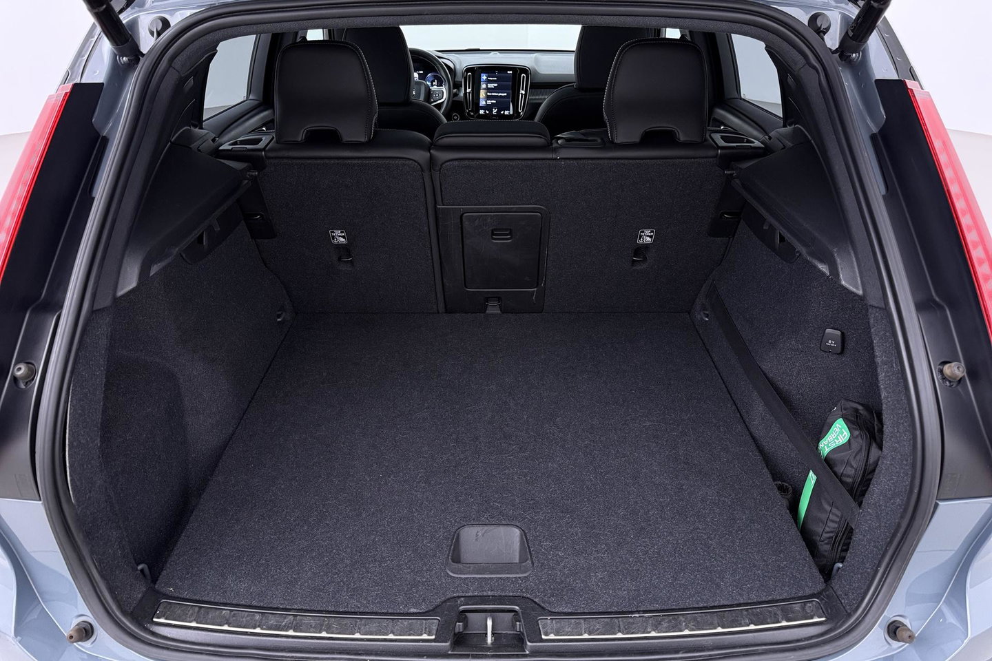 Volvo XC40 T5 Twin-Engine R-Design | Panoramadak | Trekhaak | Camera | 20 Inch | Stoelverwarming | Getint Glas