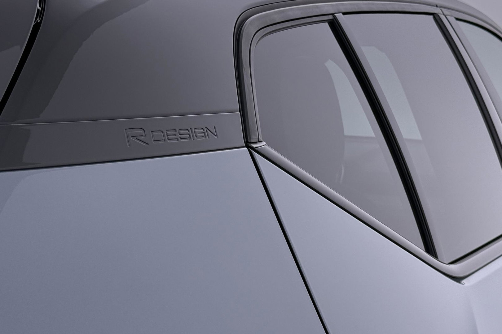 Volvo XC40 T5 Twin-Engine R-Design | Panoramadak | Trekhaak | Camera | 20 Inch | Stoelverwarming | Getint Glas