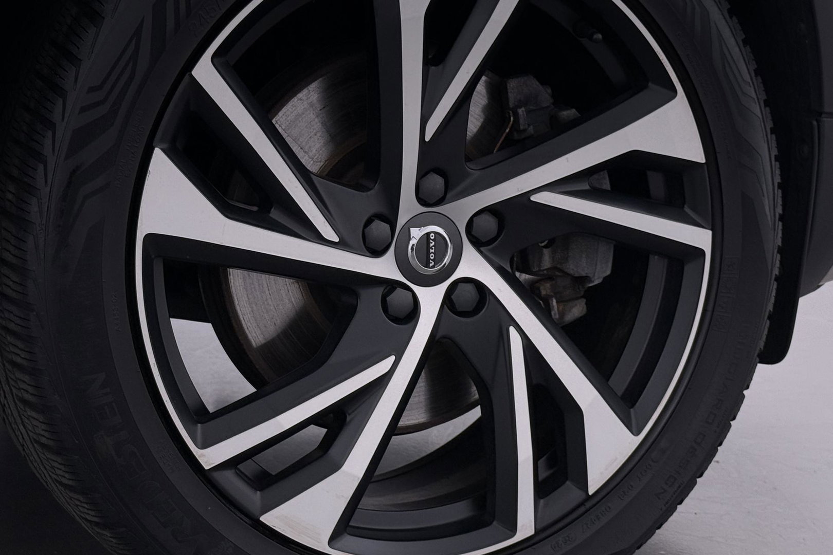 Volvo XC40 T5 Twin-Engine R-Design | Panoramadak | Trekhaak | Camera | 20 Inch | Stoelverwarming | Getint Glas