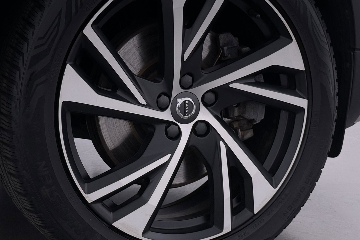 Volvo XC40 T5 Twin-Engine R-Design | Panoramadak | Trekhaak | Camera | 20 Inch | Stoelverwarming | Getint Glas