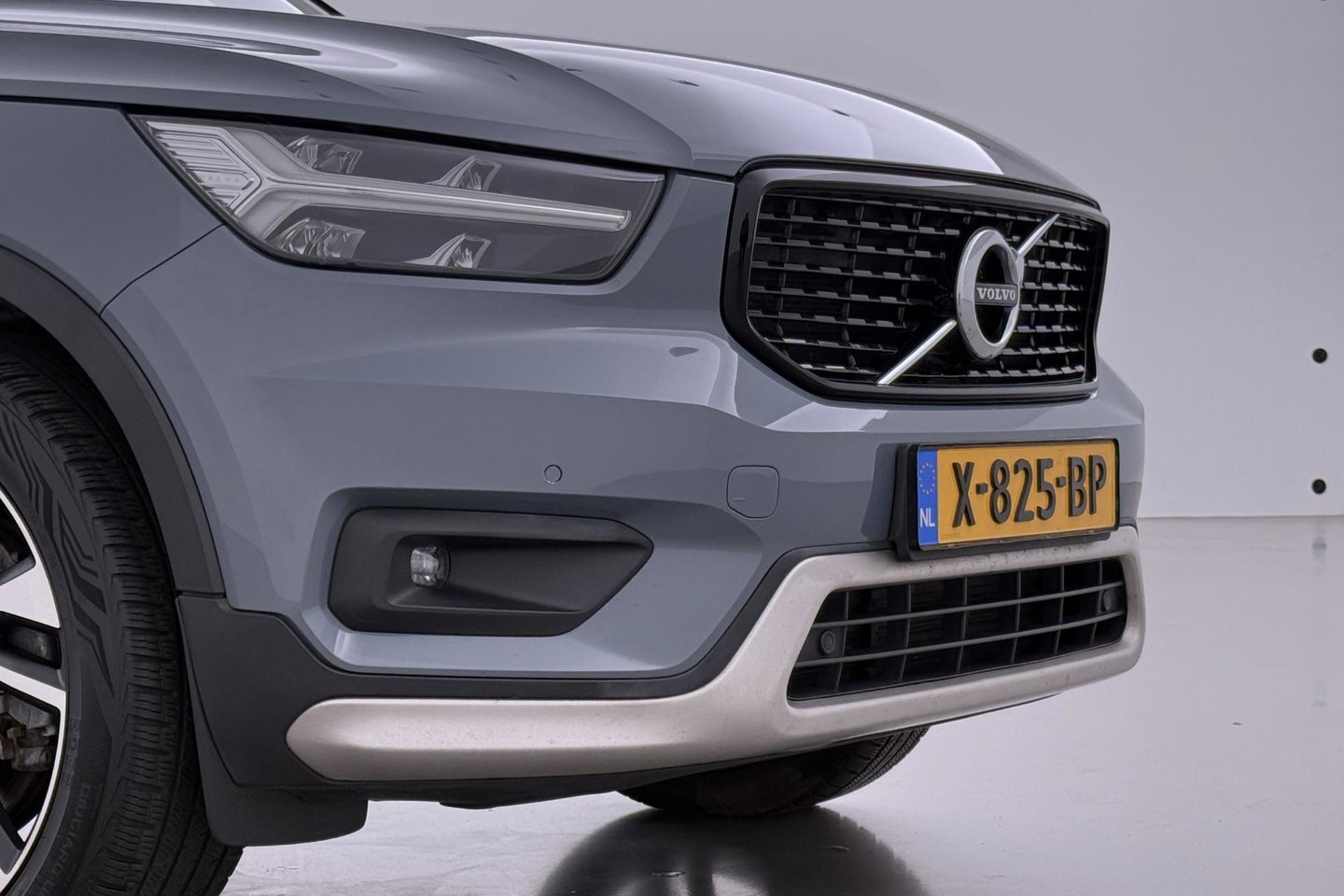 Volvo XC40 T5 Twin-Engine R-Design | Panoramadak | Trekhaak | Camera | 20 Inch | Stoelverwarming | Getint Glas