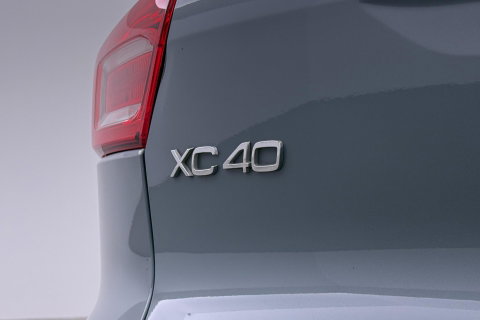 Volvo XC40 T5 Twin-Engine R-Design | Panoramadak | Trekhaak | Camera | 20 Inch | Stoelverwarming | Getint Glas