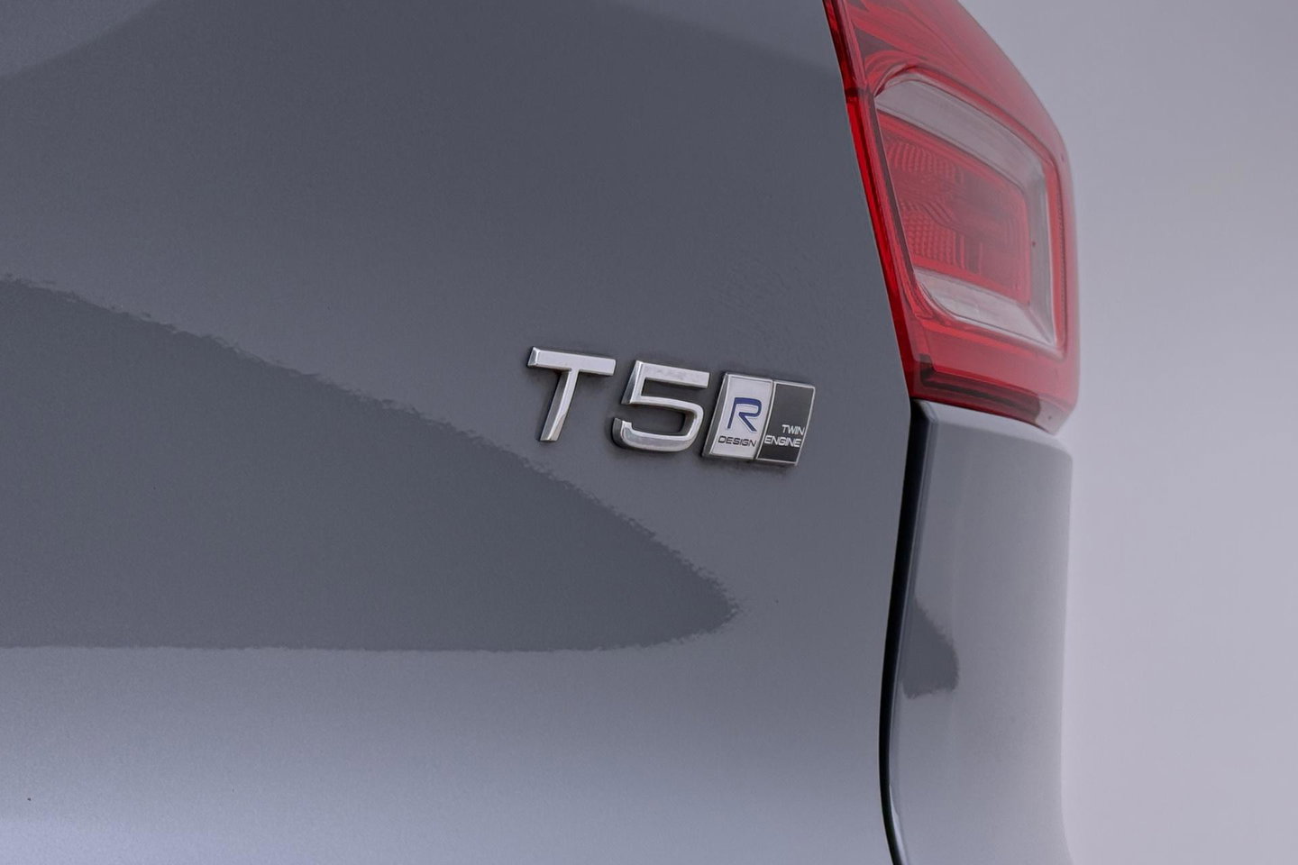 Volvo XC40 T5 Twin-Engine R-Design | Panoramadak | Trekhaak | Camera | 20 Inch | Stoelverwarming | Getint Glas
