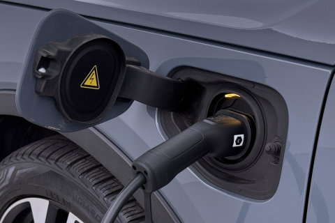 Volvo XC40 T5 Twin-Engine R-Design | Panoramadak | Trekhaak | Camera | 20 Inch | Stoelverwarming | Getint Glas