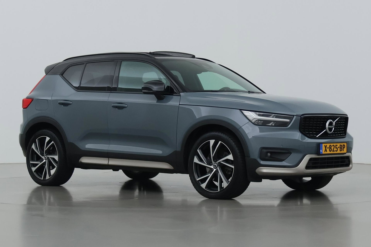 Volvo XC40 T5 Twin-Engine R-Design | Panoramadak | Trekhaak | Camera | 20 Inch | Stoelverwarming | Getint Glas