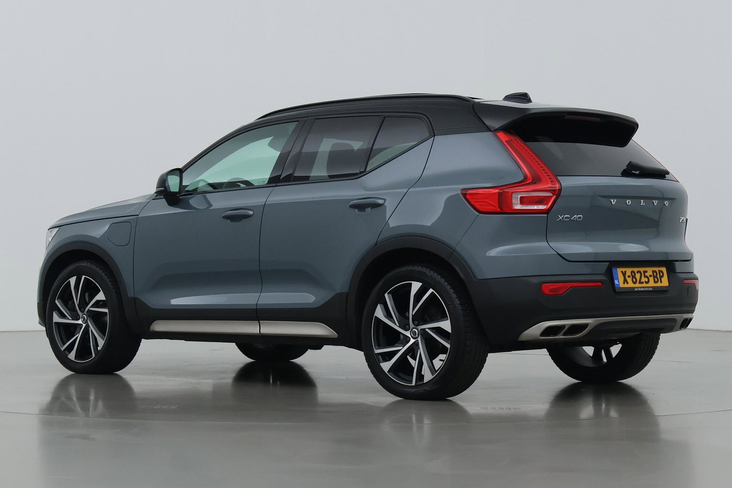 Volvo XC40 T5 Twin-Engine R-Design | Panoramadak | Trekhaak | Camera | 20 Inch | Stoelverwarming | Getint Glas
