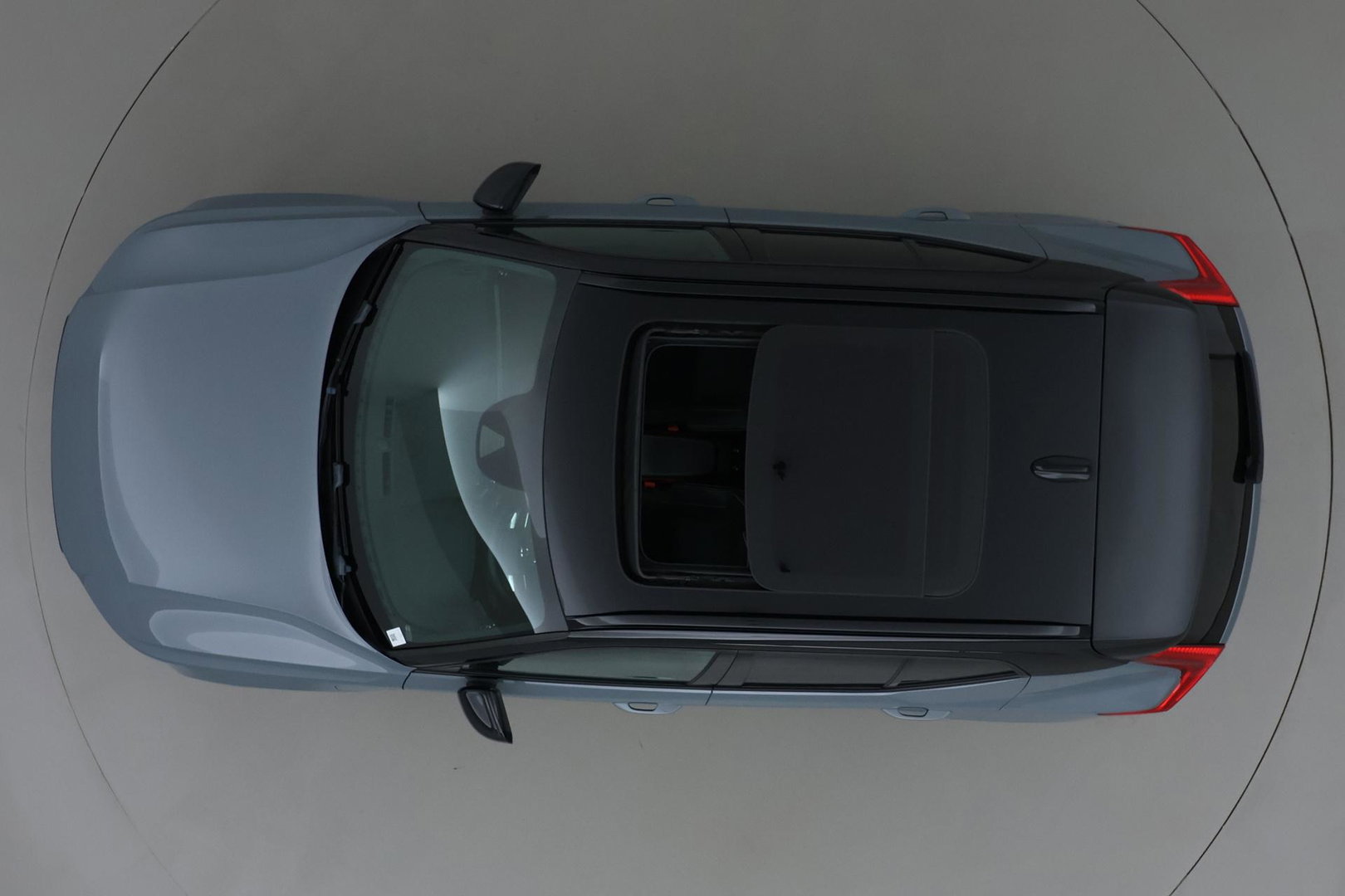 Volvo XC40 T5 Twin-Engine R-Design | Panoramadak | Trekhaak | Camera | 20 Inch | Stoelverwarming | Getint Glas