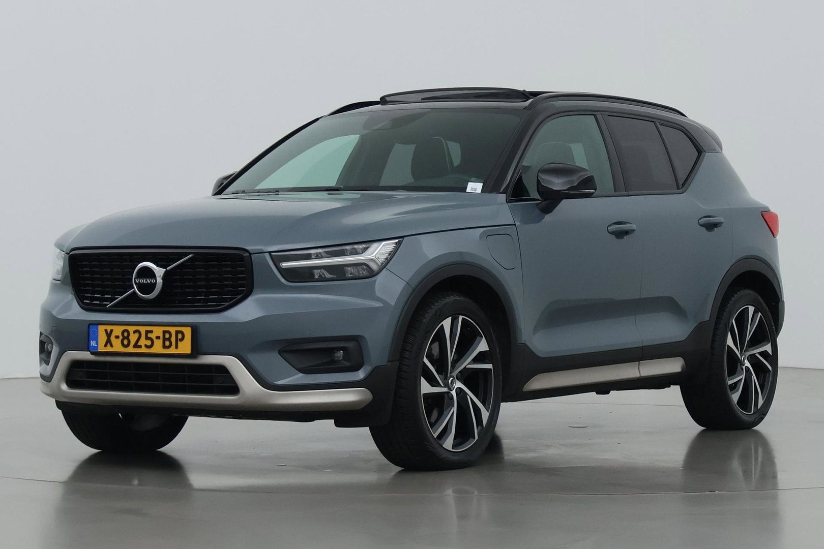 Volvo XC40 T5 Twin-Engine R-Design | Panoramadak | Trekhaak | Camera | 20 Inch | Stoelverwarming | Getint Glas